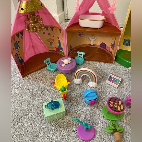 Peppa pig dollhouse and lots of accessories - Picture 2 of 3